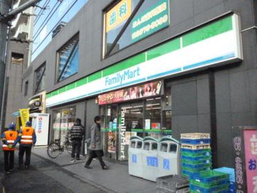 ファミリーマート篠崎駅南口店：216m