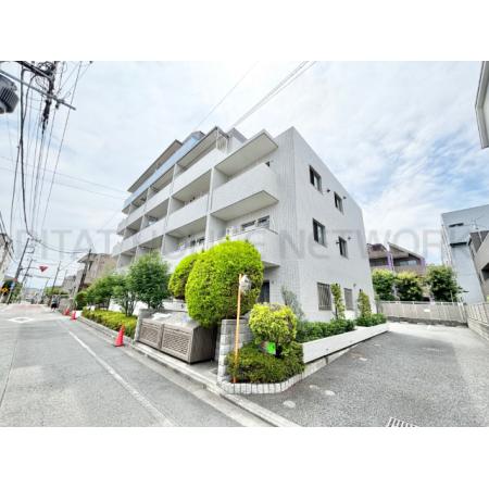 閑静な住宅街に建つ、白いマンション