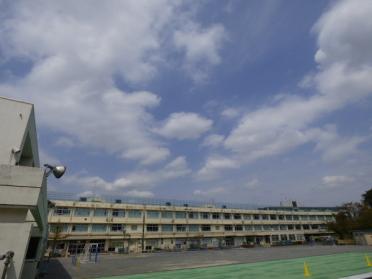 世田谷区立烏山小学校：487m