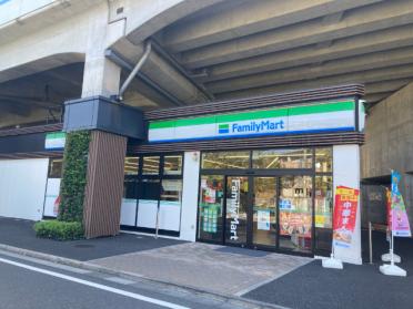 ファミリーマート石神井公園駅西店：270m