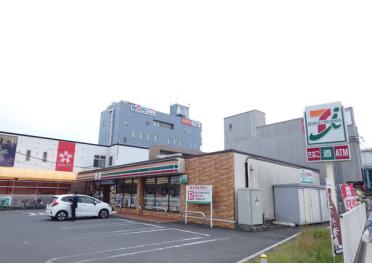 ライフ吉川駅前店：526m