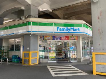 ファミリーマート新横浜駅西店：198m