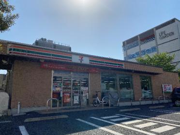 セブンイレブン流山おおたかの森駅東口店：640m