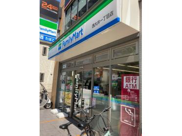 ファミリーマート西大井駅前店：224m