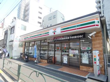 セブンイレブン本郷三丁目駅前店：151m