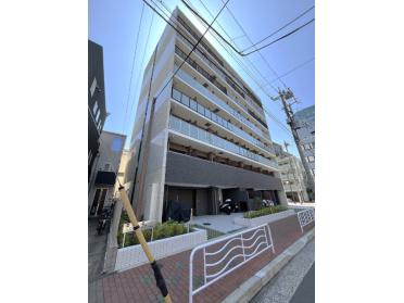 白を基調とした重厚感ある外観