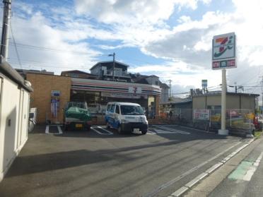 セブンイレブン横浜日吉本町駅前店：265m