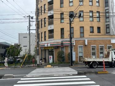 セブンイレブン世田谷新代田駅前店：146m