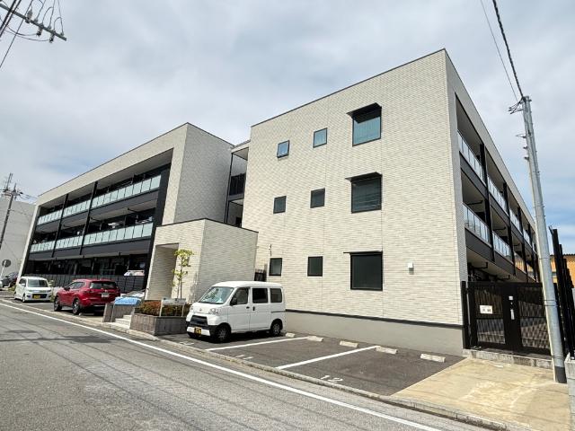 白基調のシックな外観