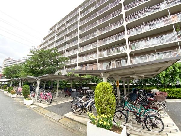 大きな自転車も停めやすい平置き駐輪場