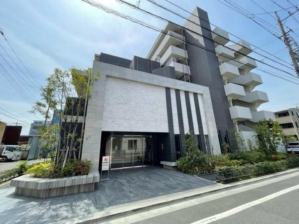 建物正面外観。印象的なエントランスがいつでも迎えてくれます。