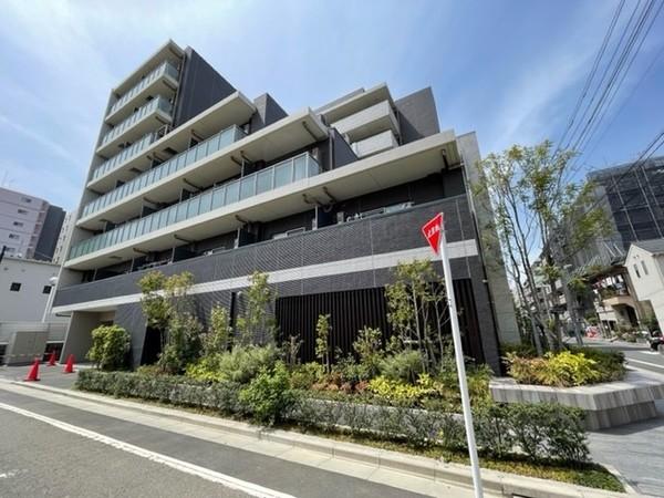 高級感のある建物外観。北側・東側道路はゆったりしており安心して通行できます。