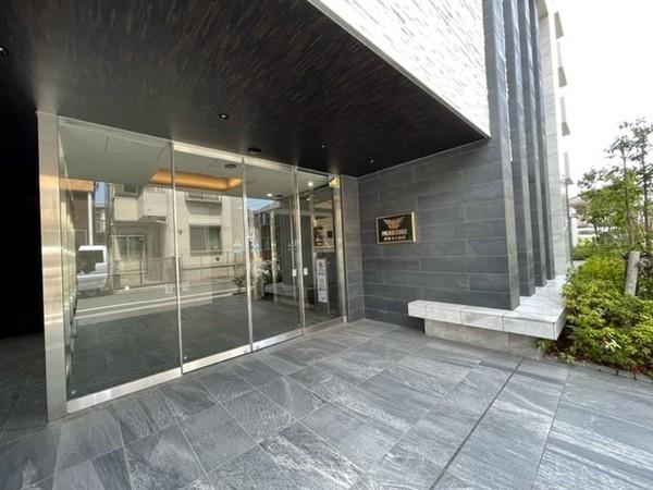 オートロックエントランス。ゆったりしておりお子さん、高齢者の方でも段差もなく安心です。