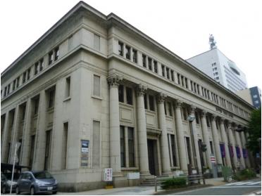 物件正面に立つ横浜郵船ビル