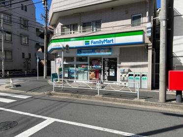 真横にファミリーマート立川四丁目店あり