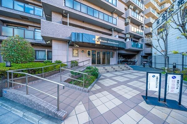 ２駅利用可能な立地に佇む地上１４階建てのマンション