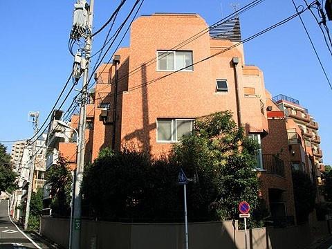 緑に囲まれて涼しげな外観