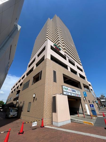 マンション外観　北越谷駅１分の立地、２００１年４月建築、総戸数２１７戸です