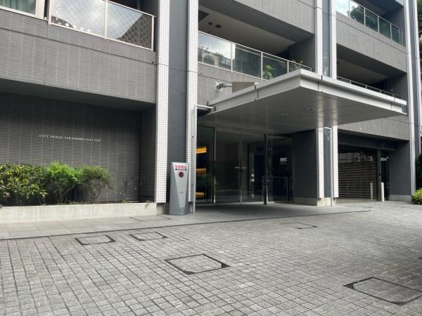エントランス前に車寄せがございます