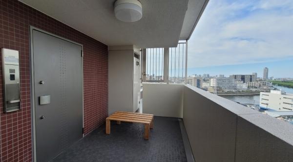 マンション入ってすぐにロビーが広がっております