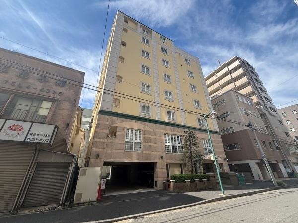 アースカラーのタイル貼りの外観