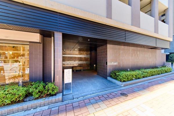 自然石で演出したアプローチ
