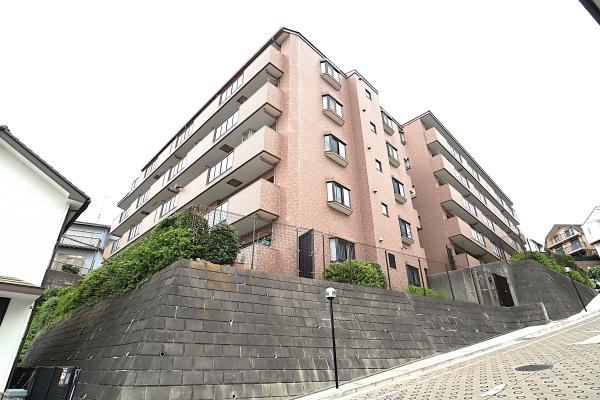 陽差しが注ぐ高台に位置した大京分譲レジデンス