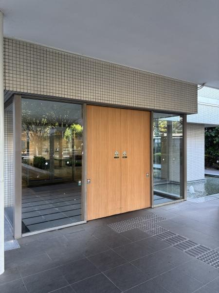 エントランスの自動ドアは、不審者や勧誘員などの建物内立ち入りを防いでくれるオートロック付きです。