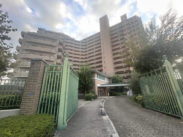 広々としたエントランスアプローチが特徴的なマンション外観