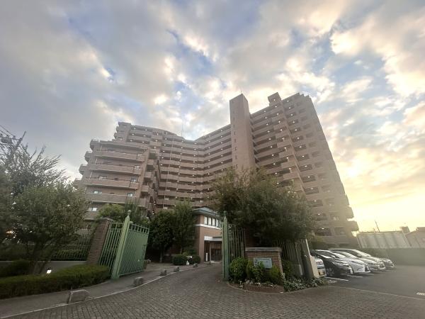 3駅2路線利用可能な立地に佇む、総戸数162戸の大規模マンション