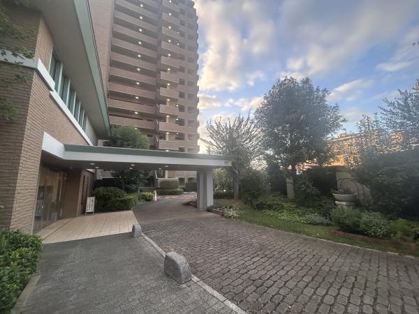 3駅2路線利用可能な立地に佇む、総戸数162戸の大規模マンション