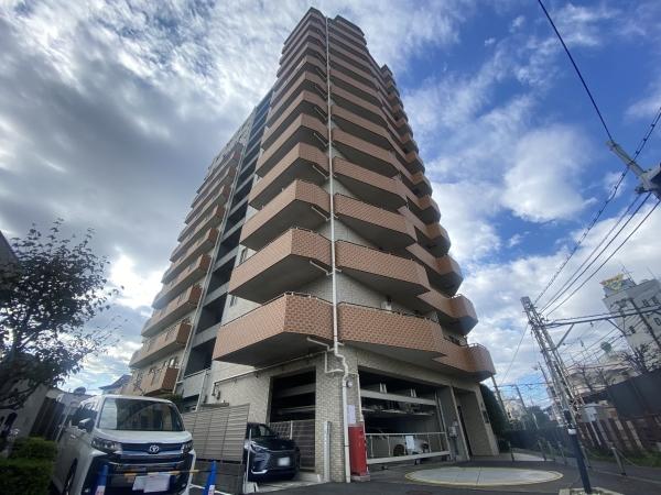 高層マンションで、都市型の洗練されたデザイン