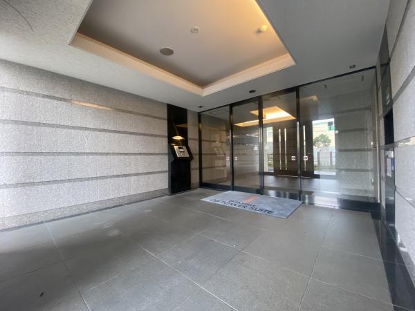 木製の両開きドアに縦型ガラスパネルがあり、上品で落ち着いた印象