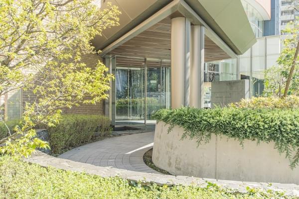 大きな庇が特徴的なエントランス