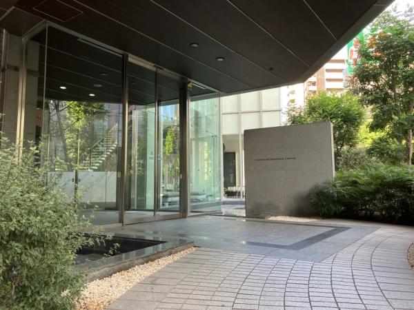 大きな庇が特徴的なエントランス