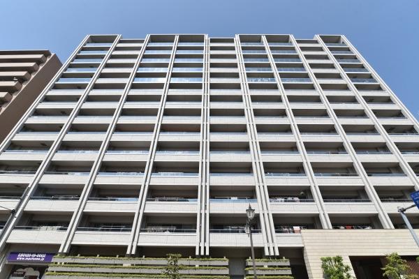 一部壁面緑化を施したマンション外観