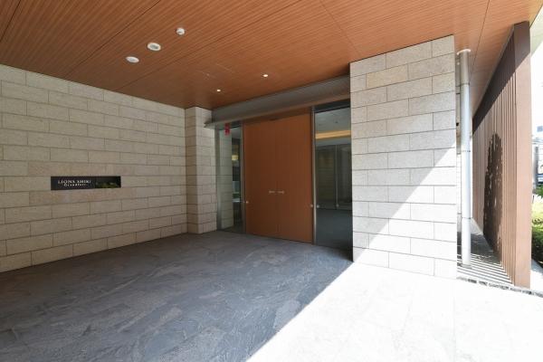 一部壁面緑化を施したマンション外観