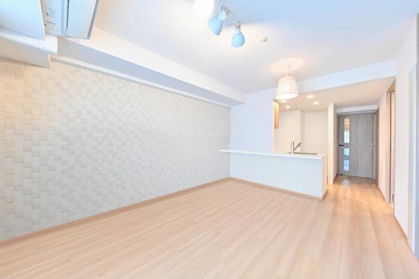 明るい陽光が差し込む約13.1帖のLDK（CGで作成したリフォームイメージです。）　