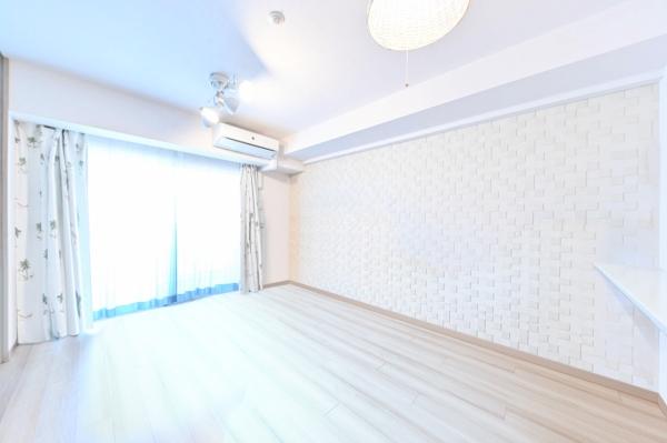 明るい陽光が差し込む約13.1帖のLDK（CGで作成したリフォームイメージです。）　