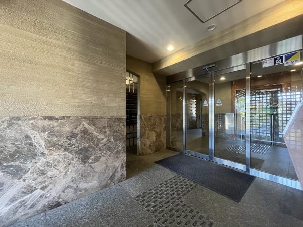 木目調のドアが落ち着いた印象を与えます。