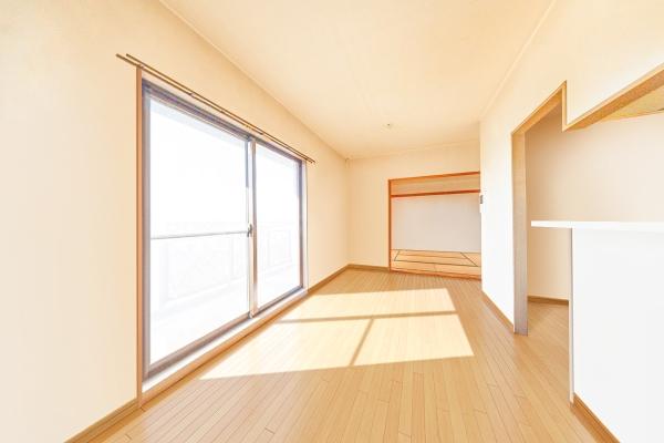 L字型バルコニー（写真は南西側、眺望は永続的に保証されるものではありません）