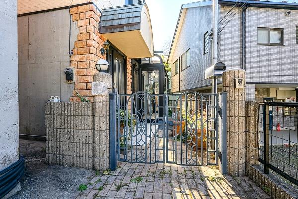 玄関には門扉があり、外からの視線をやわらげご家族のプライバシーをしっかり守ります