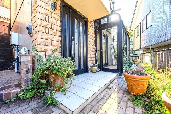 玄関には門扉があり、外からの視線をやわらげご家族のプライバシーをしっかり守ります