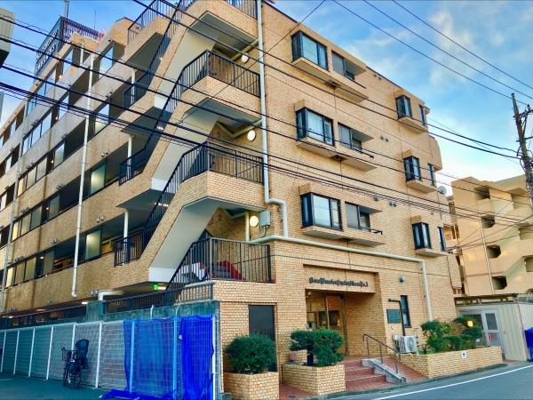 タイル貼のクラシックなデザインのマンション外観