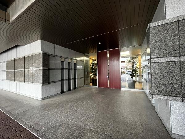 御影石を使用した重厚感のあるエントランス