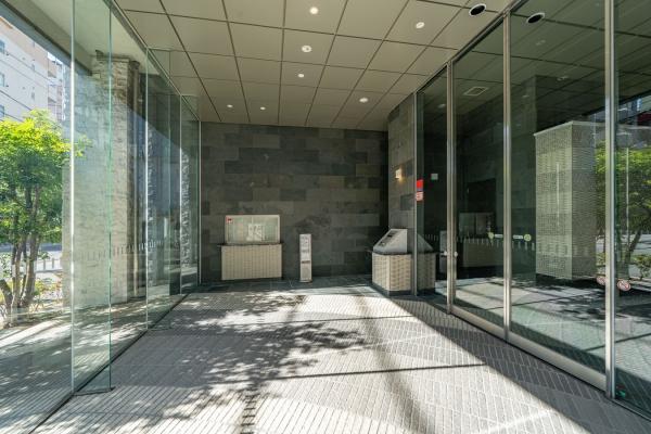 不審者や勧誘員などが建物内に立ち入るのを防いでくれるオートロック付き。