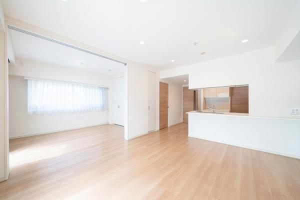 不審者や勧誘員などが建物内に立ち入るのを防いでくれるオートロック付き。