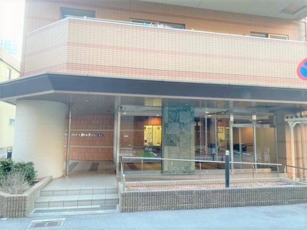 １３階建　外壁タイル張りの建物外観