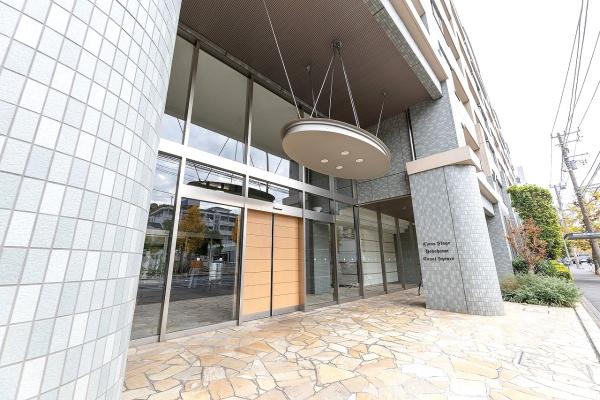 重厚感のある木目調の扉が目を引くマンションエントランス