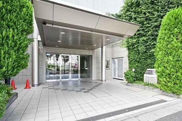 緑豊かな植栽が施されたエントランス。小学校・中学校やコンビニ、スーパーが徒歩圏内に点在しています。